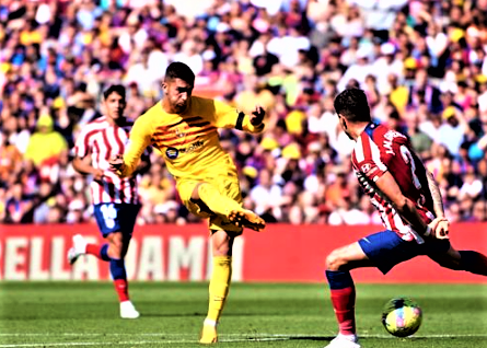 برشلونة يفوز على أتلتيكو مدريد 1-0 ليبقى في السيطرة القوية على سباق لقب الدوري الإسباني